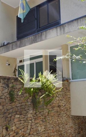 Casa à venda com 350m², 5 quartos e 6 vagasFachada