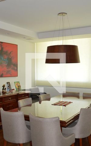 Casa à venda com 350m², 5 quartos e 6 vagasSala