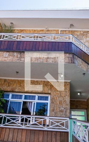 Casa à venda com 220m², 3 quartos e 6 vagas Casa à venda com 220m², 3 quartos e 6 vagasFachada