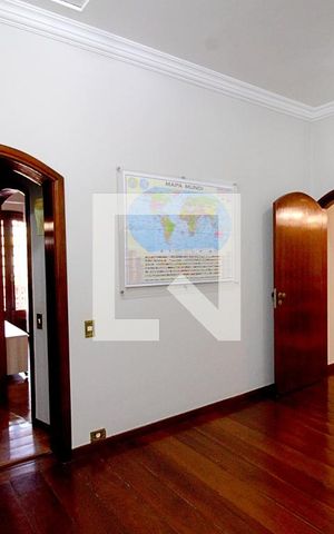 Casa para alugar com 450m², 4 quartos e 8 vagas Casa para alugar com 450m², 4 quartos e 8 vagasHall dos Quartos