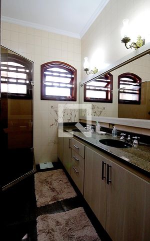 Casa para alugar com 450m², 4 quartos e 8 vagas Casa para alugar com 450m², 4 quartos e 8 vagasBanheiro da Suíte 4