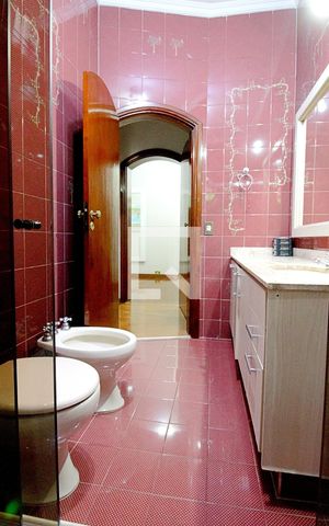 Casa para alugar com 450m², 4 quartos e 8 vagas Casa para alugar com 450m², 4 quartos e 8 vagasBanheiro da Suíte 1