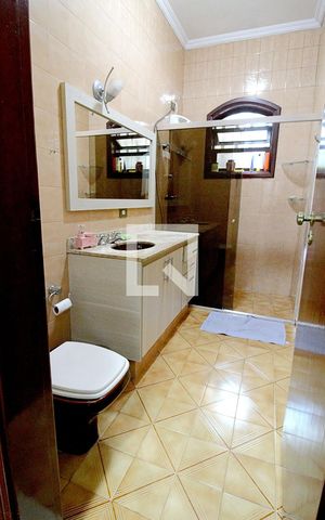 Casa para alugar com 450m², 4 quartos e 8 vagas Casa para alugar com 450m², 4 quartos e 8 vagasBanheiro da Suíte 2