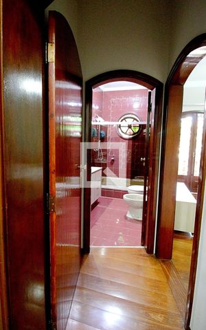 Casa para alugar com 450m², 4 quartos e 8 vagas Casa para alugar com 450m², 4 quartos e 8 vagasBanheiro da Suíte 1