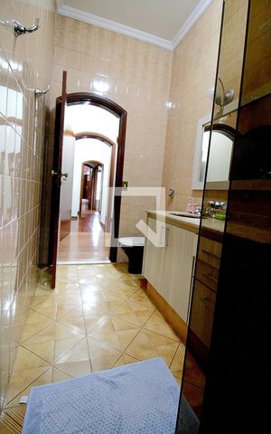 Casa para alugar com 450m², 4 quartos e 8 vagas Casa para alugar com 450m², 4 quartos e 8 vagasBanheiro da Suíte 2