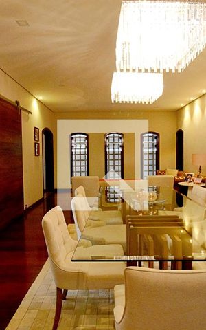 Casa para alugar com 450m², 4 quartos e 8 vagas Casa para alugar com 450m², 4 quartos e 8 vagasSala