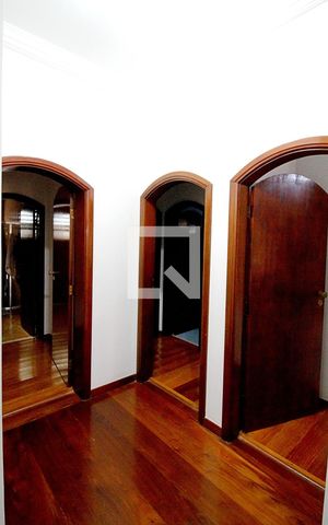Casa para alugar com 450m², 4 quartos e 8 vagas Casa para alugar com 450m², 4 quartos e 8 vagasHall dos Quartos