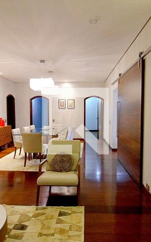 Casa para alugar com 450m², 4 quartos e 8 vagas Casa para alugar com 450m², 4 quartos e 8 vagasSala