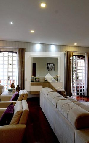 Casa para alugar com 450m², 4 quartos e 8 vagas Casa para alugar com 450m², 4 quartos e 8 vagasSala