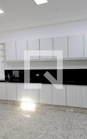 Casa para alugar com 450m², 4 quartos e 8 vagas Casa para alugar com 450m², 4 quartos e 8 vagasCozinha