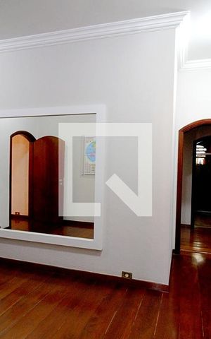 Casa para alugar com 450m², 4 quartos e 8 vagas Casa para alugar com 450m², 4 quartos e 8 vagasHall dos Quartos
