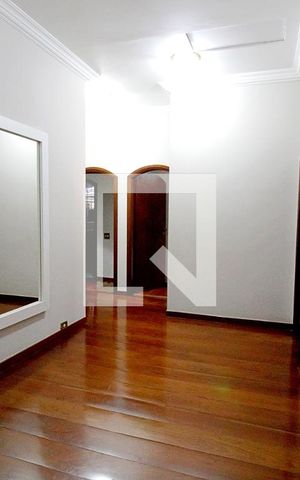 Casa para alugar com 450m², 4 quartos e 8 vagas Casa para alugar com 450m², 4 quartos e 8 vagasHall dos Quartos