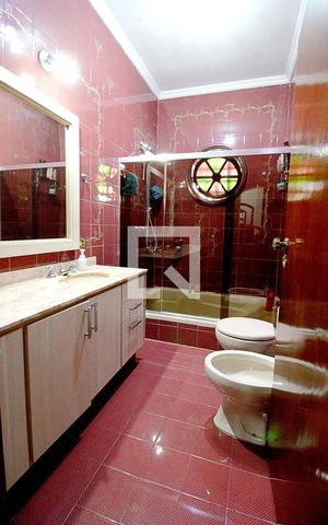 Casa para alugar com 450m², 4 quartos e 8 vagas Casa para alugar com 450m², 4 quartos e 8 vagasBanheiro da Suíte 1