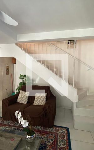 Casa à venda com 80m², 2 quartos e 2 vagasSala
