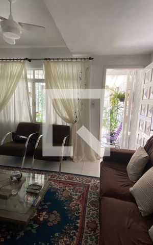 Casa à venda com 80m², 2 quartos e 2 vagasSala