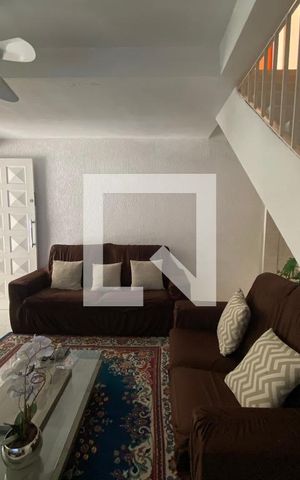 Casa à venda com 80m², 2 quartos e 2 vagasSala