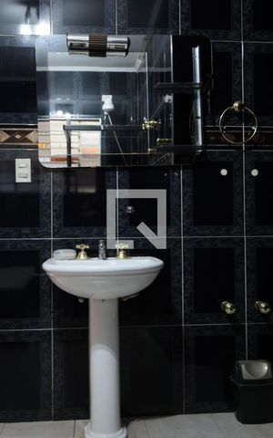 Casa para alugar com 552m², 3 quartos e 6 vagas Detalhe do Banheiro da suite3