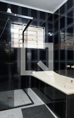 Casa para alugar com 552m², 3 quartos e 6 vagasDetalhe do Banheiro da Suite