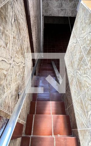 Casa à venda com 135m², 5 quartos e 2 vagas Casa à venda com 135m², 5 quartos e 2 vagasEscada