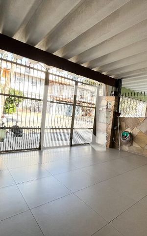 Casa à venda com 135m², 5 quartos e 2 vagas Casa à venda com 135m², 5 quartos e 2 vagasGaragem