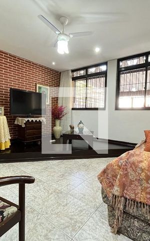 Casa à venda com 135m², 5 quartos e 2 vagas Casa à venda com 135m², 5 quartos e 2 vagasSala