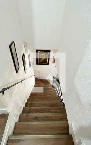 Casa à venda com 135m², 5 quartos e 2 vagas Casa à venda com 135m², 5 quartos e 2 vagasEscada