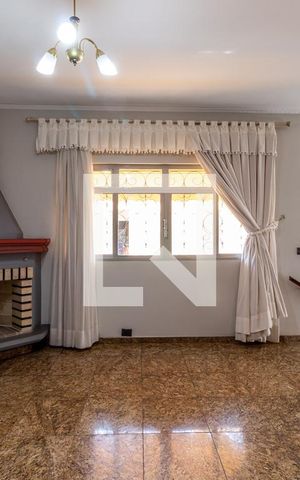 Casa à venda com 500m², 5 quartos e 4 vagas Casa à venda com 500m², 5 quartos e 4 vagasSala de Lareira