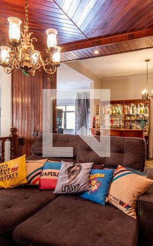 Casa à venda com 500m², 5 quartos e 4 vagas Casa à venda com 500m², 5 quartos e 4 vagasSala de estar