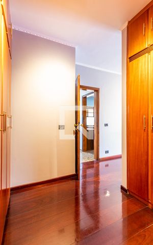 Casa à venda com 500m², 5 quartos e 4 vagas Casa à venda com 500m², 5 quartos e 4 vagasSuíte 2 - Closet