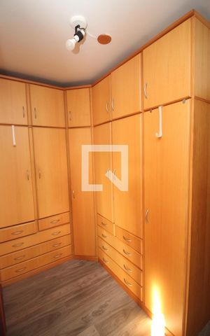 Casa de condomínio à venda com 168m², 3 quartos e 2 vagas Casa de condomínio à venda com 168m², 3 quartos e 2 vagasCloset da suíte