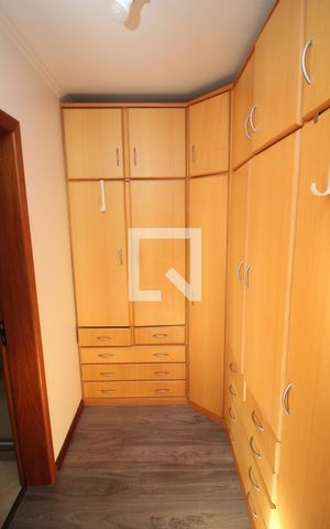 Casa de condomínio à venda com 168m², 3 quartos e 2 vagas Casa de condomínio à venda com 168m², 3 quartos e 2 vagasCloset da suíte