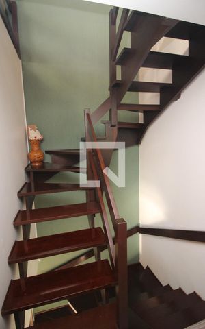 Casa de condomínio à venda com 168m², 3 quartos e 2 vagas Casa de condomínio à venda com 168m², 3 quartos e 2 vagasEscada