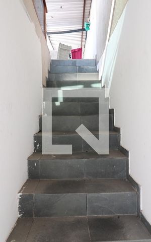 Casa para alugar com 200m², 2 quartos e 2 vagasEscada