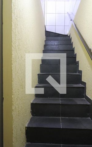 Casa para alugar com 200m², 2 quartos e 2 vagasEscada