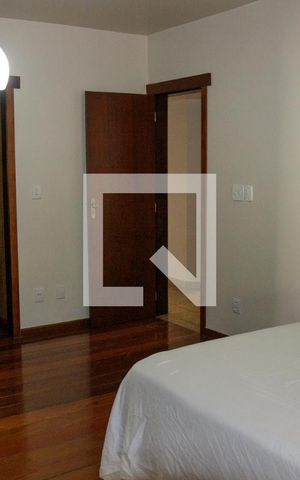 Casa à venda com 539m², 6 quartos e 4 vagas Casa à venda com 539m², 6 quartos e 4 vagasQuarto 1