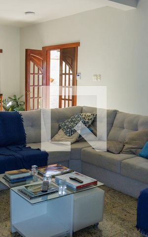 Casa à venda com 539m², 6 quartos e 4 vagas Casa à venda com 539m², 6 quartos e 4 vagasSala