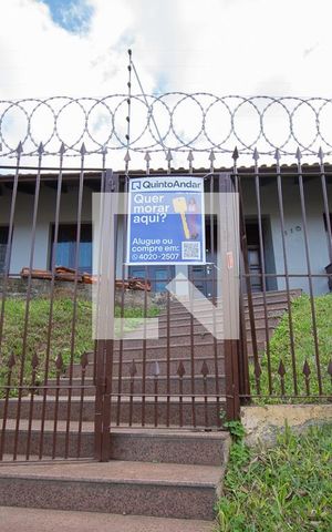 Casa à venda com 670m², 4 quartos e 6 vagas Casa à venda com 670m², 4 quartos e 6 vagasFachada