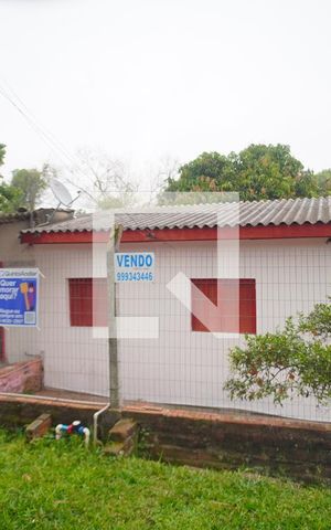 Casa à venda com 60m², 3 quartos e 5 vagas Casa à venda com 60m², 3 quartos e 5 vagasFachada