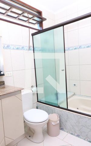 Casa à venda com 300m², 3 quartos e 4 vagasBanheiro da Suíte 2