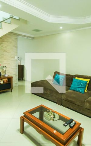 Casa à venda com 170m², 4 quartos e 2 vagas Casa à venda com 170m², 4 quartos e 2 vagasSala
