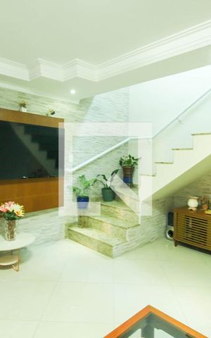 Casa à venda com 170m², 4 quartos e 2 vagas Casa à venda com 170m², 4 quartos e 2 vagasSala