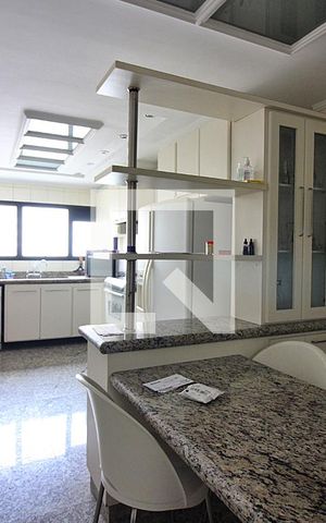 Apartamento à venda com 238m², 4 quartos e 4 vagasCopa