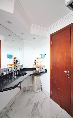Apartamento à venda com 238m², 4 quartos e 4 vagasBanheiro da Suíte 1