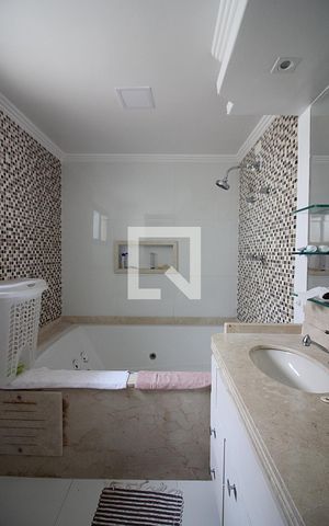 Apartamento à venda com 238m², 4 quartos e 4 vagasBanheiro da Suíte 2