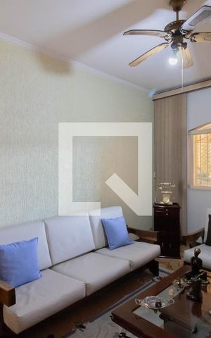 Casa à venda com 250m², 4 quartos e 4 vagas Casa à venda com 250m², 4 quartos e 4 vagasSala