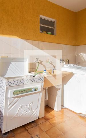 Casa à venda com 250m², 4 quartos e 4 vagas Casa à venda com 250m², 4 quartos e 4 vagasÁrea de Serviço