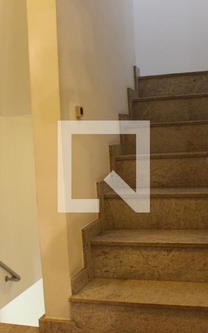 Casa de condomínio para alugar com 290m², 5 quartos e 3 vagasEscadas Piso 1 - Acesso ao piso 2