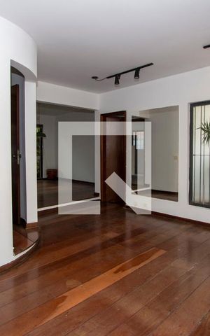 Casa à venda com 261m², 4 quartos e 4 vagasSala