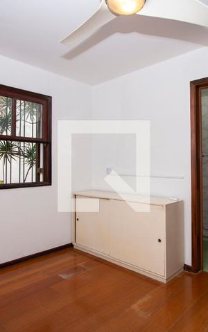 Casa à venda com 261m², 4 quartos e 4 vagasQuarto Suíte