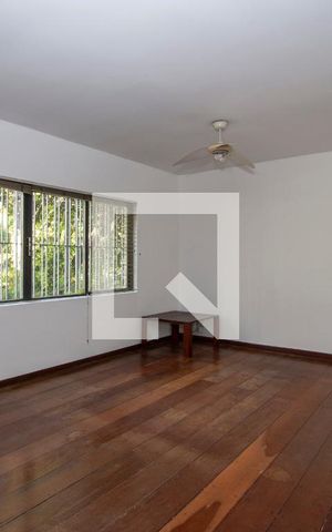 Casa à venda com 261m², 4 quartos e 4 vagasSala
